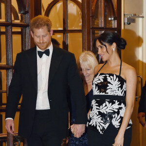 Pour lui comme pour beaucoup d'autres, le mariage de Meghan et Harry devrait s'arrêter d'ici trois ans.
Le prince Harry, duc de Sussex, et Meghan Markle (enceinte), duchesse de Sussex quittent la soirée Royal Variety Performance à Londres le 19 novembre 2018. 