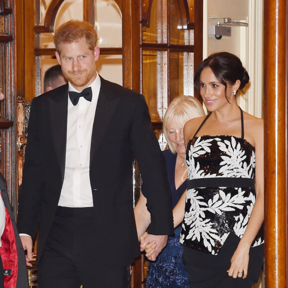 Le prince Harry, duc de Sussex, et Meghan Markle (enceinte), duchesse de Sussex quittent la soirée Royal Variety Performance à Londres le 19 novembre 2018. 