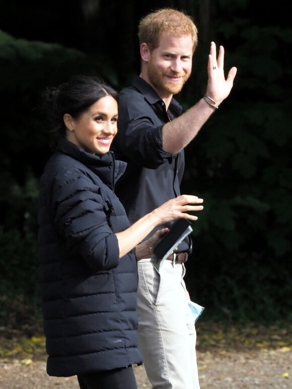 "Je pense que Meghan n'est pas une femme attirante pour un milliardaire américain. Je veux dire, elle a la quarantaine, elle a deux enfants. La question est : Est-ce qu'elle va s'ennuyer ?"
Le prince Harry et Meghan Markle visitent le site Redwoods Treewalk à Rotorua, Nouvelle Zélande le 31 octobre 2018. 