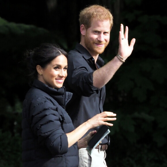 "Je pense que Meghan n'est pas une femme attirante pour un milliardaire américain. Je veux dire, elle a la quarantaine, elle a deux enfants. La question est : Est-ce qu'elle va s'ennuyer ?"
Le prince Harry et Meghan Markle visitent le site Redwoods Treewalk à Rotorua, Nouvelle Zélande le 31 octobre 2018. 