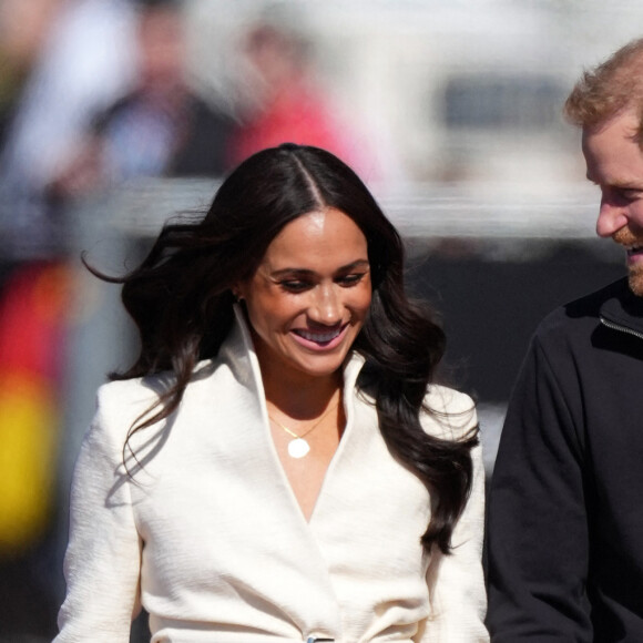 Le prince Harry et Meghan Markle assistent à la finale d'athlétisme, au deuxième jour des Invictus Games 2020 à La Haye, le 17 avril 2022. 