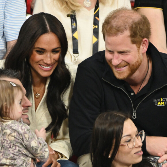 Le prince Harry et Meghan Markle assistent à la finale d'athlétisme, au deuxième jour des Invictus Games 2020 à La Haye, le 17 avril 2022. 