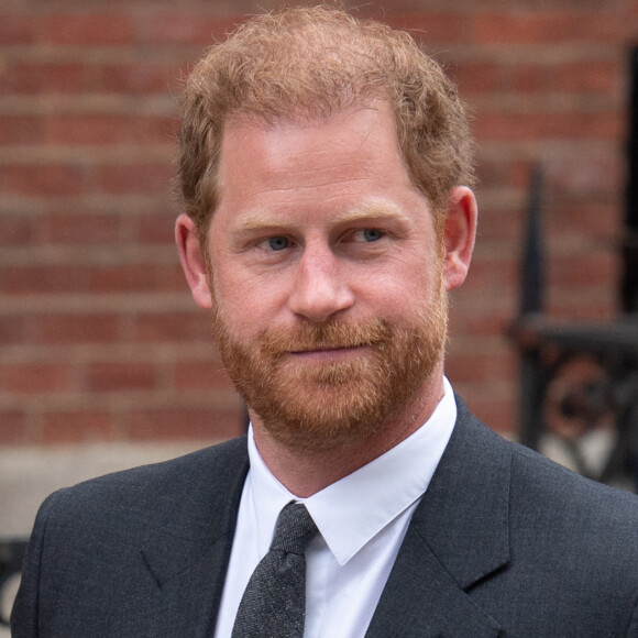 Si le prince Harry sera présent à Londres, il n'aura apparemment pas le temps de s'entretenir avec son frère 
Le prince Harry, duc de Sussex - D.Furnish et le duc de Sussex, quittent le procès contre l'éditeur du journal "Daily Mail" à Londres, le 30 mars 2023. Parmi les plaignants, accusant le quotidien d'avoir obtenu des informations illégalement, figurent E.John, représenté ce jour-là par son mari, D.Furnish, et L.Hurley. 