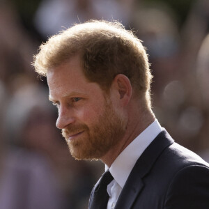 Le prince Harry, duc de Sussex à la rencontre de la foule devant le château de Windsor, suite au décès de la reine Elisabeth II d'Angleterre. Le 10 septembre 2022 