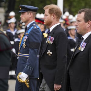 Le prince William, prince de Galles, Le prince Harry, duc de Sussex et Peter Phillips - Procession du cercueil de la reine Elizabeth II d'Angleterre de Wesminster Hall où il était exposé au public, jusqu'à l'Abbaye de Westminster. Le cercueil est installé sur l'affût du canon, puis tiré par 142 marins de la Royal Navy à l'aide de cordages, dans la plus pure tradition de la monarchie britannique. Cette tradition remonte aux funérailles d'Etat de la reine Victoria en février 1901. Londres, le 19 septembre 2022. © Emilio Morenatti / PA via Bestimage 