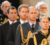 Il n'y aura pas de réunion entre Harry et William pour de quelconques explications lors du couronnement de Charles III
Le prince Edward, comte de Wessex, la comtesse Sophie de Wessex, le prince de Galles William, le prince Harry, duc de Sussex, le prince Andrew, duc d'York, Peter Phillips - Intérieur - Procession cérémonielle du cercueil de la reine Elisabeth II du palais de Buckingham à Westminster Hall à Londres. 