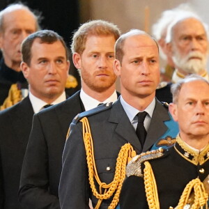 Il n'y aura pas de réunion entre Harry et William pour de quelconques explications lors du couronnement de Charles III
Le prince Edward, comte de Wessex, la comtesse Sophie de Wessex, le prince de Galles William, le prince Harry, duc de Sussex, le prince Andrew, duc d'York, Peter Phillips - Intérieur - Procession cérémonielle du cercueil de la reine Elisabeth II du palais de Buckingham à Westminster Hall à Londres. 