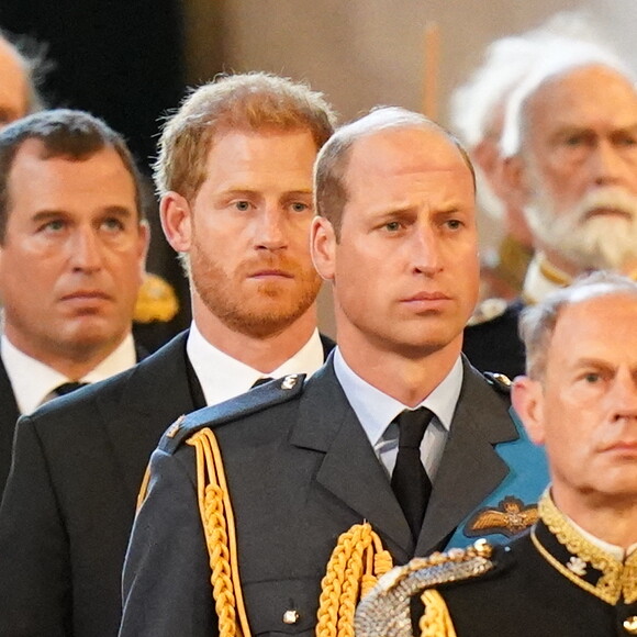 Il n'y aura pas de réunion entre Harry et William pour de quelconques explications lors du couronnement de Charles III
Le prince Edward, comte de Wessex, la comtesse Sophie de Wessex, le prince de Galles William, le prince Harry, duc de Sussex, le prince Andrew, duc d'York, Peter Phillips - Intérieur - Procession cérémonielle du cercueil de la reine Elisabeth II du palais de Buckingham à Westminster Hall à Londres. 