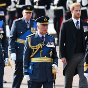 Le prince William, prince de Galles, Le prince Harry, duc de Sussex, Le roi Charles III d'Angleterre, La princesse Anne - Procession cérémonielle du cercueil de la reine Elisabeth II du palais de Buckingham à Westminster Hall à Londres, où les Britanniques et les touristes du monde entier pourront lui rendre hommage jusqu'à ses obsèques prévues le 19 septembre 2022. Le 14 septembre 2022. 