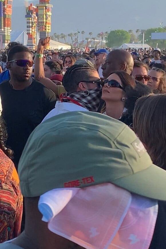 Le rappeur était en train de glisser un mystérieux message à l'oreille du top model. 
Exclusif - Kendall Jenner et son compagnon Bad Bunny lors du festival de Coachella 2023 à Indio, le 16 avril 2023. 