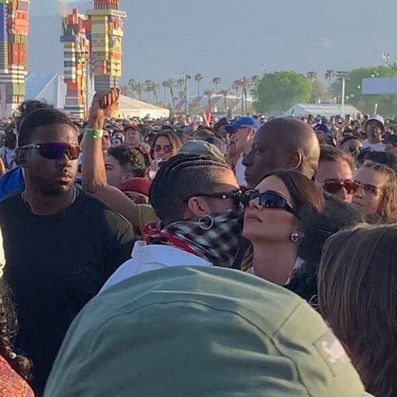 Le rappeur était en train de glisser un mystérieux message à l'oreille du top model. 
Exclusif - Kendall Jenner et son compagnon Bad Bunny lors du festival de Coachella 2023 à Indio, le 16 avril 2023. 
