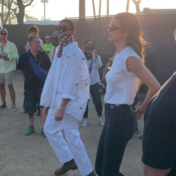 En effet, en mars dernier, à l'occasion de la cérémonie des Oscars 2023, ils ont été photographiés en train de s'embrasser. 
Exclusif - Kendall Jenner et son compagnon Bad Bunny lors du festival de Coachella 2023 à Indio, le 16 avril 2023. 