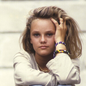 Elle a elle-même avoué qu'elle se surmaquillait et s'habillait très sexy.
Vanessa Paradis en rendez-vous en juillet 1987 à Paris. © Michel Marizy via Bestimage