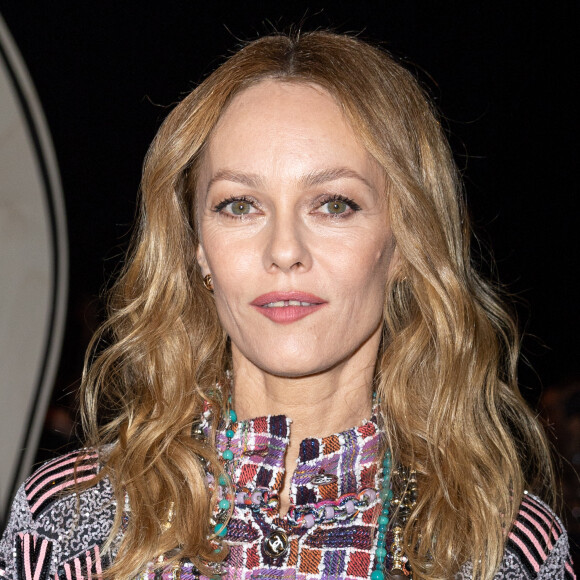 Vanessa Paradis s'est livrée sur sa façon de se voir au début de sa carrière. 
Vanessa Paradis - Front Row au deuxième défilé de mode Haute-Couture Chanel au Grand Palais Éphémère lors de la Fashion Week Printemps-été 2023 de Paris, France, le 24 janvier 2023. © Olivier Borde/Bestimage 