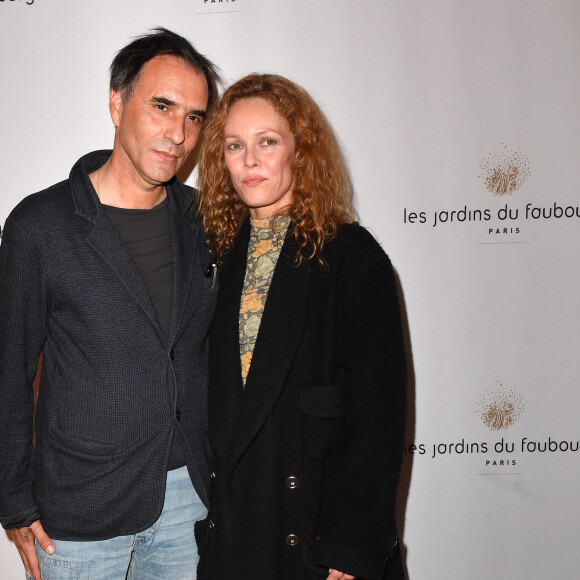 Vanessa Paradis et son mari Samuel Benchetrit lors de l'anniversaire (trois ans) de l'hôtel Les Jardins du Faubourg à Paris le 9 juin 2022. © Veeren / Bestimage 