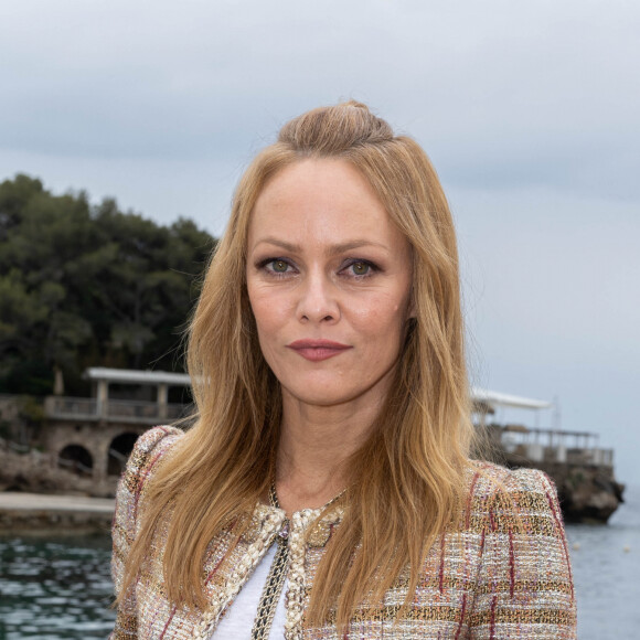 Vanessa Paradis - Les célébrités assistent au défilé croisière Chanel au Monte Carlo Beach à Monaco, le 5 mai 2022. © Olivier Borde / Bestimage  Celebrities attend the Chanel cruise fashion show at the Monte Carlo Beach in Monaco on May 5, 2022. 