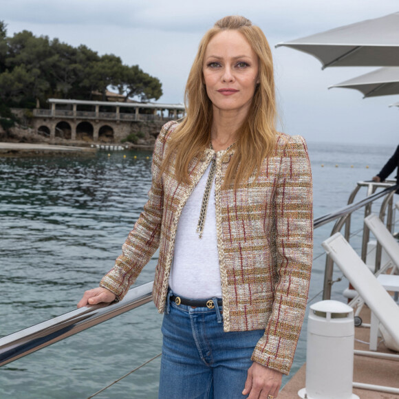 Vanessa Paradis - Les célébrités assistent au défilé croisière Chanel au Monte Carlo Beach à Monaco, le 5 mai 2022. © Olivier Borde / Bestimage  Celebrities attend the Chanel cruise fashion show at the Monte Carlo Beach in Monaco on May 5, 2022. 