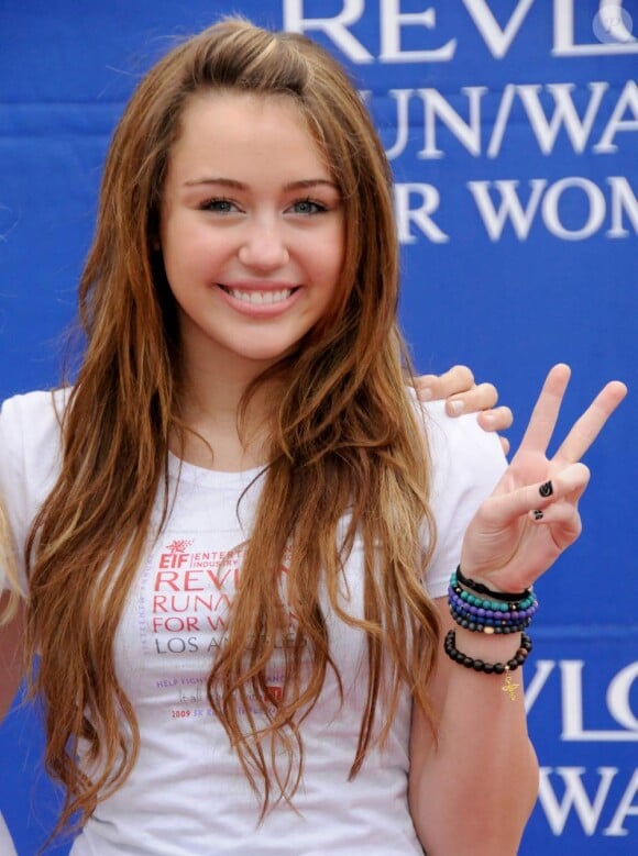Si P.Diddy a choisi de lever le doigt, Miley, elle, préfère le V de victoire ! Et la starlette d'Hannah Montana le sort à chaque nouveaux flashes ! Miley... elle reste peace !