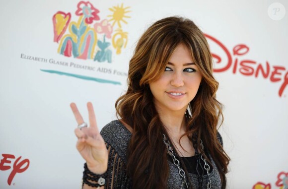 Si P.Diddy a choisi de lever le doigt, Miley, elle, préfère le V de victoire ! Et la starlette d'Hannah Montana le sort à chaque nouveaux flashes ! Miley... elle reste peace !
