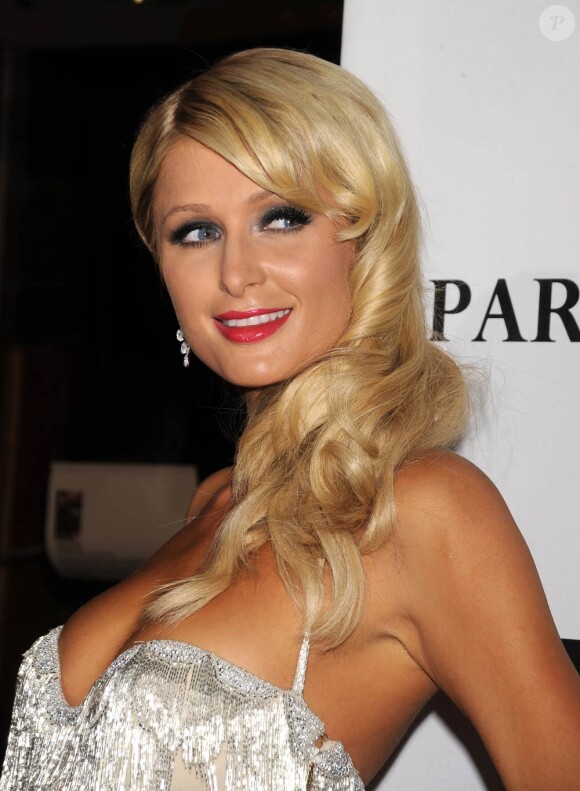 Pour Paris Hilton, tout est une question de positions ! Sans cesse sous les projecteurs, l'héritière blonde a choisi sa pose glamour : la tête rejetée en arrière sur son épaule... Et ça marche à tous les coups !