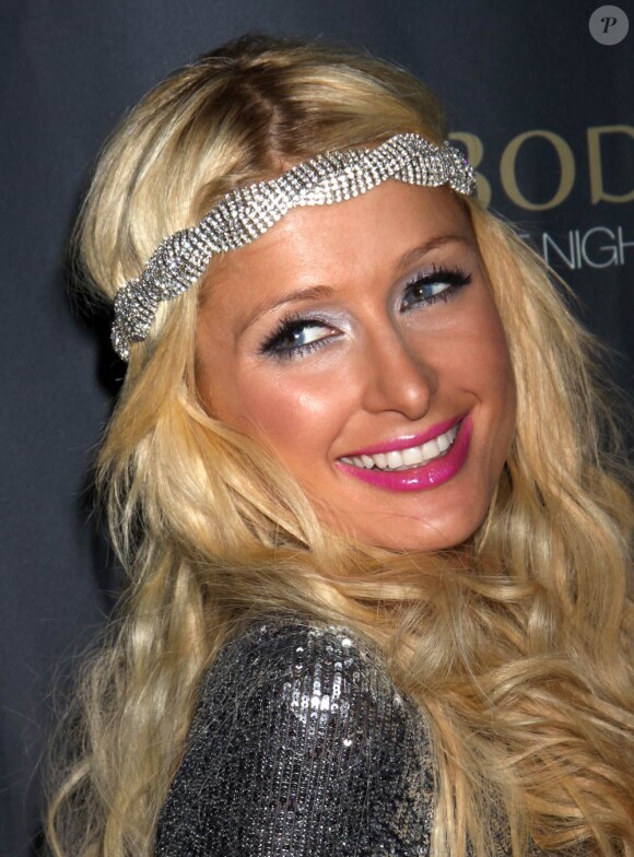 Pour Paris Hilton, tout est une question de positions ! Sans cesse sous les projecteurs, l'héritière blonde a choisi sa pose glamour : la tête rejetée en arrière sur son épaule... Et ça marche à tous les coups !