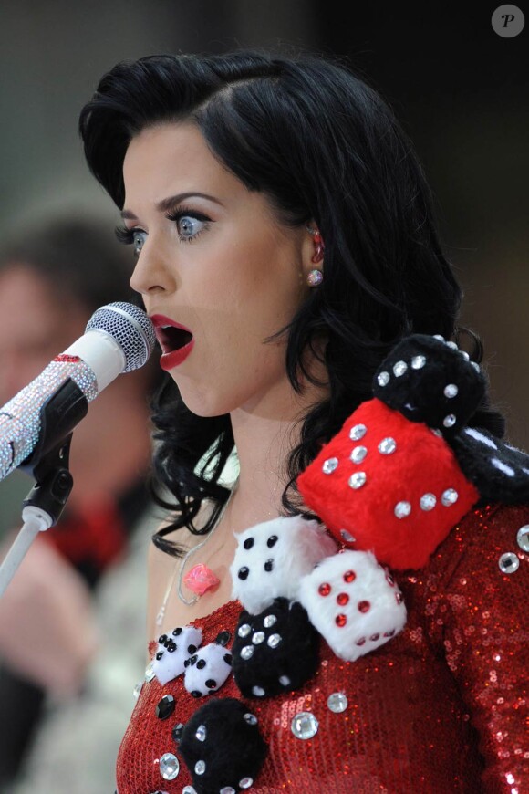 Plus fort que les baisers, jouer les ingénues ! Katy Perry a un véritable Toc : elle ne peut s'empêcher de rester bouche bée. A croire que la brunette est sans cesse étonnée. Mais attention à ne pas gober les mouches !