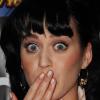 Plus fort que les baisers, jouer les ingénues ! Katy Perry a un véritable Toc : elle ne peut s'empêcher de rester bouche bée. A croire que la brunette est sans cesse étonnée. Mais attention à ne pas gober les mouches !