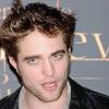 Tout comme Katy Perry, Robert Pattinson ne sait pas fermer la bouche. Avec ses deux lèvres qui se touchent à peine, le vampire ajoute un touche sexy à son potentiel glamour ! Quel séducteur !