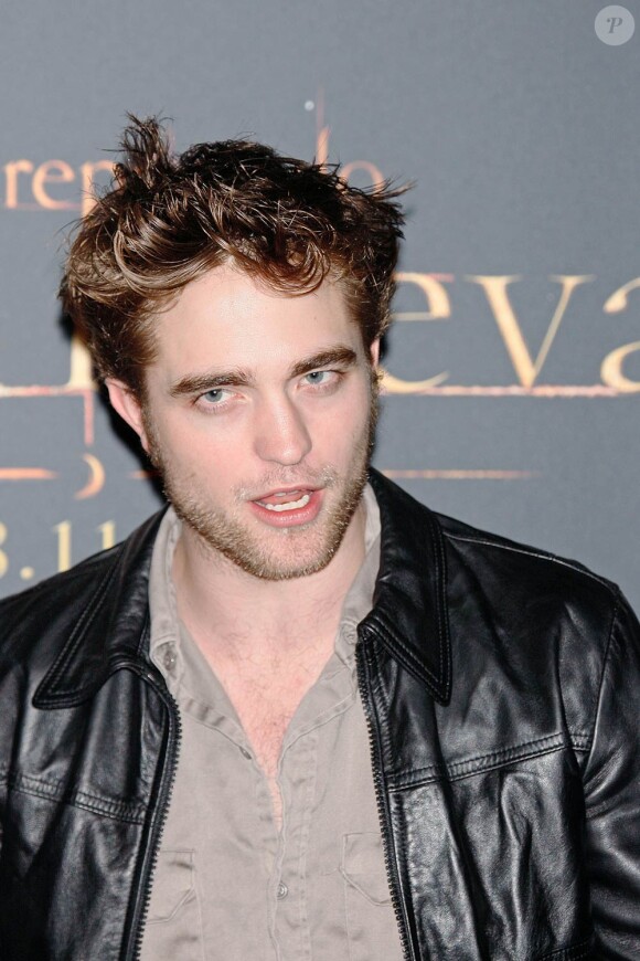 Tout comme Katy Perry, Robert Pattinson ne sait pas fermer la bouche. Avec ses deux lèvres qui se touchent à peine, le vampire ajoute un touche sexy à son potentiel glamour ! Quel séducteur !