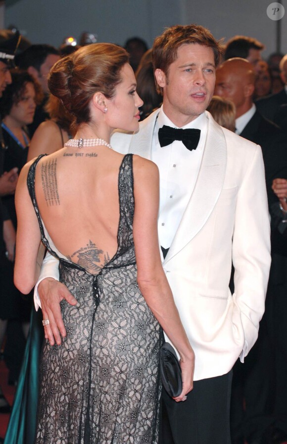 Les Brangelina ne peuvent pas s'empêcher de se toucher... Quand il sort au côté de sa magnifique Angelina Jolie, Brad Pitt n'arrête pas de poser la main sur ses fesses... Avec une bombe comme elle, on peut le comprendre !