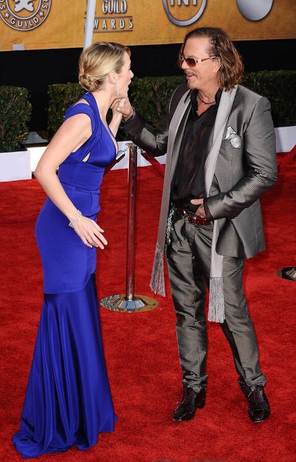 Mickey Rourke est vraiment très distingué... L'acteur ne peut s'empêcher de mettre sa main dans son pantalon même devant une jolie jeune femme comme Kate Winslet ! Pas gentleman ! 