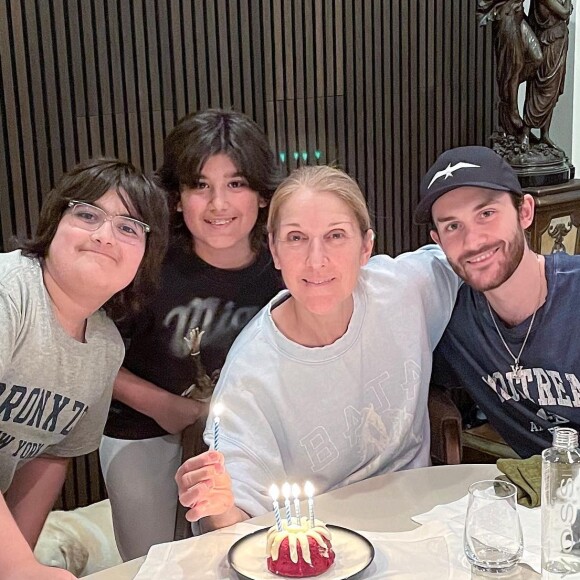 Cette large villa de 16 pièces, et 465m2, est estimée à 2,4 millions de dollars.
Céline Dion pose avec ses enfants pour la Fête des Mères, sur Instagram. Mai 2022.