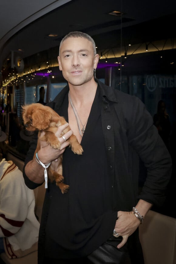 Maxime Dereymez et son chien Ginger ont fait le déplacement.
Exclusif - Maxime Dereymez et son chien Ginger - After Work à l'Hôtel Melia Paris La Défense à Paris le 17 avril 2023. G. Thierion (directeur général) et ses équipes ont lancé l'ouverture du programme de leurs Afterworks 2023. Pour le 1er événement des Afterworks 2023, J. Saget (street artiste français) a réalisé une oeuvre éphémère accompagné de la marque d'animation BO.Events qui a organisé des parties de pétanque. C'est sous le signe du lien que l'hôtel MELIA Paris la Défense a lancé l'ouverture de son programme d'Afterwork pour la saison 2023. Deux signatures fortes du lien avec le street artiste Jordane SAGET et la marque d'animation BO.Event portée par Marie MENAGER-GUERIN et ses ambassadrices ont illustré et fait vivre cette dynamique. De nombreux people.... sont venus en nombre pour découvrir cet espace magique situé entre terre et ciel qu'est le skyline. L'ensemble des invités venu spécialement pour cet opening a pu admirer la réalisation d'une oeuvre qui a habillé le ciel de Paris et participer à de belles rencontres de pétanque lifestyle sur un terrain MELIA. © Jack Tribeca / Bestimage 