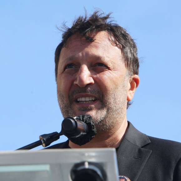 Quand une cause chère à son coeur est attaquée, Arthur n'hésite pas à sortir les griffes. 
Arthur Essebag - Hommage à Sarah Halimi sur la place du Trocadero à Paris.