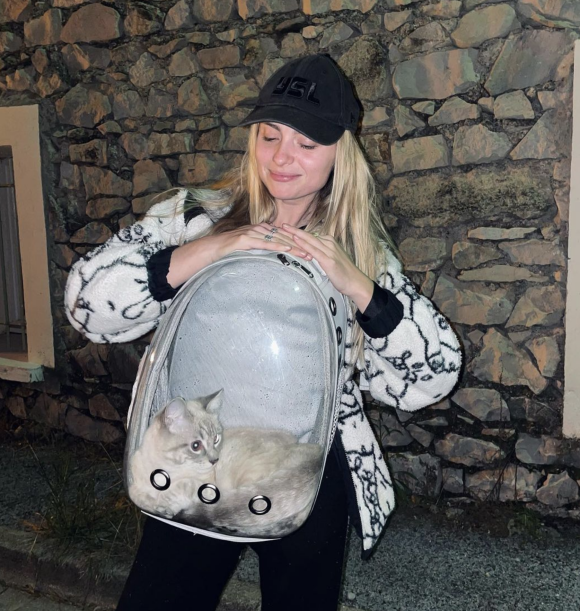 Et elle avait l'habitude de l'emmener partout. En effet, l'actrice d'Ici tout commence postait sur Instagram un cliché sur lequel on pouvait voir son sac à dos, avec à l'intérieur son chat.  