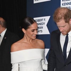 Et s'occupe toujours de la fondation Archewell et du podcast Archetypes, pour Spotify.
Le prince Harry et Megan Markle au photocall de la soirée de gala "Robert F. Kennedy Human Rights Ripple of Hope 2022" à l'hôtel Hilton de New York, le 6 décembre 2022. 