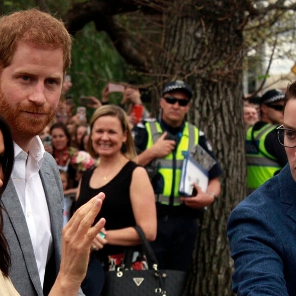 Contrairement à la rumeur, elle ne rédige pas de livre pour régler ses comptes avec la famille royale.
Le prince Harry, duc de Sussex, et Meghan Markle, duchesse de Sussex, visitent l'école primaire "Albert Park" à Melbourne, le 18 octobre 2018. 