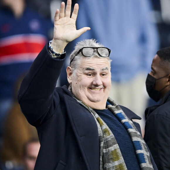 Pierre Ménès - Pierre Ménès assiste au match de Ligue 1 Uber Eats PSG contre Angers (2-1) à Paris, le 15 octobre 2021. © JB Autissier / Panoramic / Bestimage