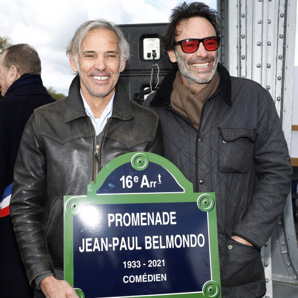 Paul Belmondo, Anthony Delon - Inauguration de "La promenade Jean-Paul Belmondo" au terre-plein central du pont de Bir-Hakeim, ouvrage public communal situé sous le viaduc du métro aérien, à Paris (15e, 16e) le 12 avril 2023. Lors de la séance d’octobre 2021, le Conseil de Paris avait décidé d'honorer la mémoire de Jean-Paul Belmondo, comédien, producteur de cinéma et directeur de théâtre français. Cet emplacement, immortalisé par la scène de cascade réalisée par l’acteur dans le film d’Henri Verneuil Peur sur la Ville (1975), est identifié par le plan annexé à la délibération. Cette dénomination s’effectue en dérogation à la règle qui prévoit que le nom d’une personnalité ne peut être attribué à une voie publique de Paris que cinq ans au plus tôt après son décès. © Cyril Moreau/Bestimage  Inauguration of "La promenade Jean-Paul Belmondo" on the central reservation of the Bir-Hakeim bridge, a communal public structure located under the aerial metro viaduct, in Paris (15th, 16th) on April 12, 2023. During the meeting n October 2021, the Council of Paris had decided to honor the memory of Jean-Paul Belmondo, actor, film producer and French theater director. This location, immortalized by the stunt scene performed by the actor in Henri Verneuil's film Peur sur la Ville (1975), is identified by the plan attached to the deliberation. This naming is done in derogation of the rule which provides that the name of a personality can only be attributed to a public road in Paris five years at the earliest after his death. 