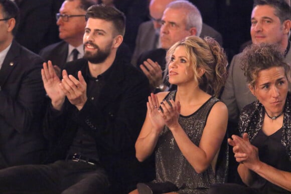 Gerard Piqué reçoit le prix du meilleur athlète catalan lors d'une cérémonie à Barcelone le 25 janvier 2016. Sa compagne, la chanteuse Shakira était à ses côtés