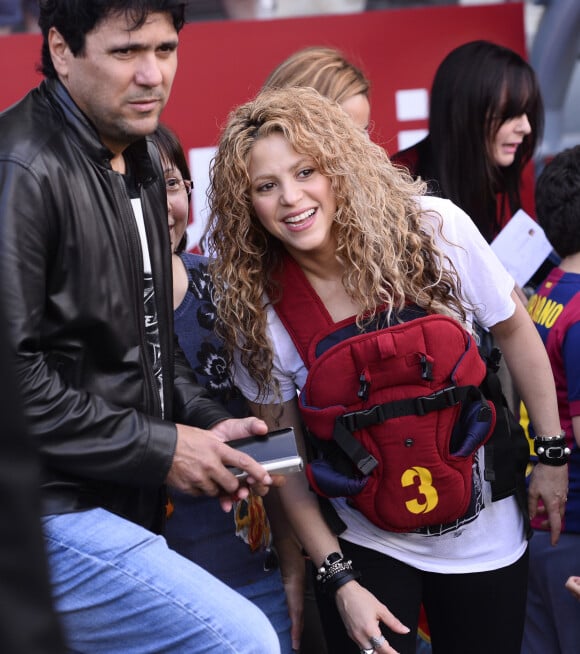 Shakira, avec ses enfants Milan (2 ans) et Sasha (3 mois), et sa belle-mère Montserrat Bernabeu, a assisté au match de football de son compagnon Gérard Piqué, Barca Vs Vanlence, à Barcelone. Le 16 avril 2015