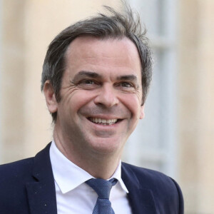 Olivier Véran, ministre délégué, chargé du Renouveau démocratique, porte-parole du Gouvernement à la sortie du Conseil des ministres, au palais de l'Elysée, Paris, le 13 avril 2023 © Stéphane Lemouton / Bestimage