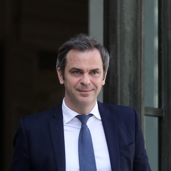 Olivier Véran, ministre délégué, chargé du Renouveau démocratique, porte-parole du Gouvernement à la sortie du Conseil des ministres, au palais de l'Elysée, Paris, le 13 avril 2023 © Stéphane Lemouton / Bestimage