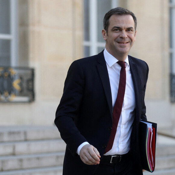 Olivier Véran, ministre délégué, chargé du Renouveau démocratique, porte-parole du Gouvernement à la sortie du conseil des ministres, au palais de l'Elysée, Paris, le 8 février 2023 © Stéphane Lemouton / Bestimage