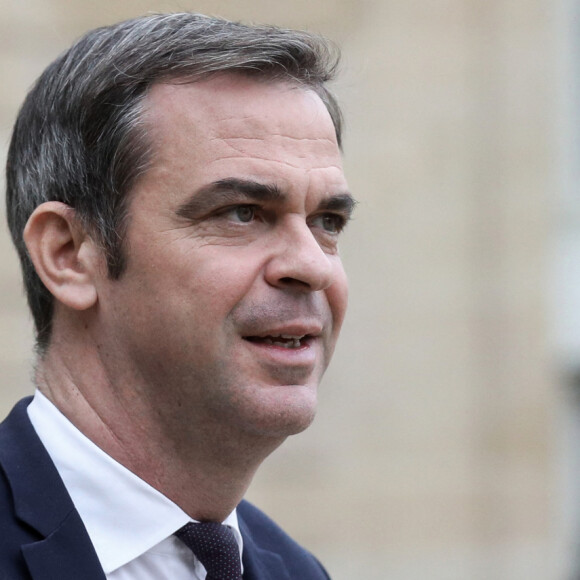 Olivier Véran, ministre délégué, chargé du Renouveau démocratique, porte-parole du Gouvernement à la sortie du conseil des ministres, au palais de l'Elysée, à Paris, France, le 29 novembre 2022. © Stéphane Lemouton/Bestimage 