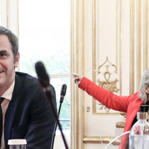 La Première ministre, accompagnée d'Olivier Véran, ministre délégué, chargé du Renouveau démocratique, porte-parole du Gouvernement, préside le premier conseil des ministres des enfants protégés suivi d'un conseil interministériel, à l'Hôtel de Matignon, à Paris, France, le 21 novembre 2022. © Stéphane Lemouton/Bestimage