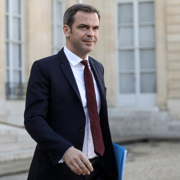Sur une vidéo Twitter, on voit l'ex-ministre réaliser une mimique qui, pour beaucoup, n'est qu'une imitation moqueuse de la jeune femme en train de parler 
Le Porte-parole du gouvernement français, Olivier Véran à la sortie du conseil des ministres, au palais de l'Elysée, Paris, le 19 octobre 2022. © Stéphane Lemouton / Bestimage