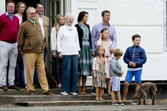 Un membre de la famille danoise va avoir son premier enfant. 
Le prince Gustav zu Sayn-Wittgenstein-Berleburg et Carina Axelsson, la princesse Alexandra, Graf Jefferson von Pfeil, Gräfin Ingrid, le prince Henrik, la reine Margrethe, la princesse Mary, Le prince Frederik, la princesse Isabella, la princesse Josephine, le prince Vincent - La famille royale de Danemark lors d'un photocall au palais de Grasten, le 15 juillet 2016.