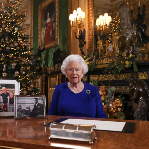 La reine Elisabeth II d'Angleterre enregistre sa diffusion annuelle de Noël au château de Windsor, dans le Berkshire le 24 décembre 2019. Comme on peut le constater sur son bureau, il n'y a aucune photo de son petit-fils le prince Harry en famille ni même de photo de son fils le prince Andrew duc d'York.
