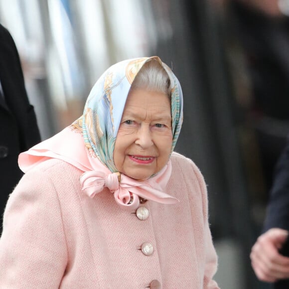 La reine Elisabeth II d'Angleterre arrive à la gare Kings Lynn pour se rendre à Sandringham House où elle passe les fêtes de fin d'année le 20 décembre 2019. © imago / Panoramic / Bestimage.